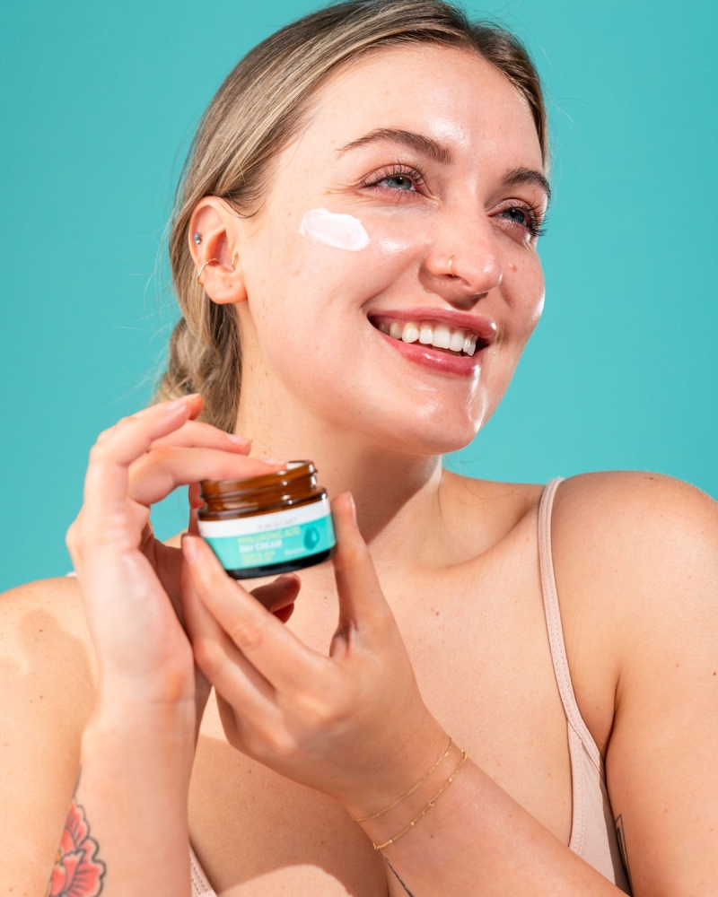 Kem dưỡng ẩm đa tầng cho làn da căng mịn cả ngày _ Pure & Care Hyaluronic Acid Plumping Day Cream